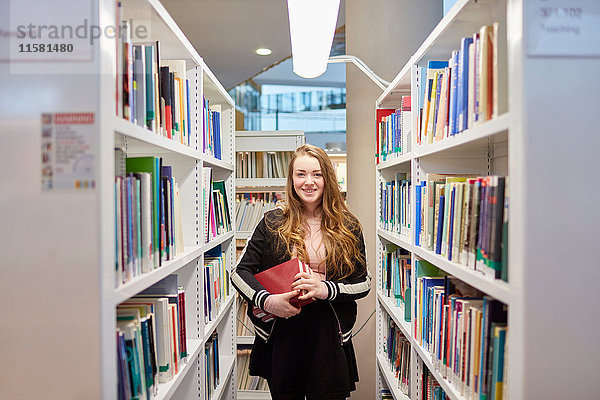 Universitätsstudent arbeitet in der Bibliothek