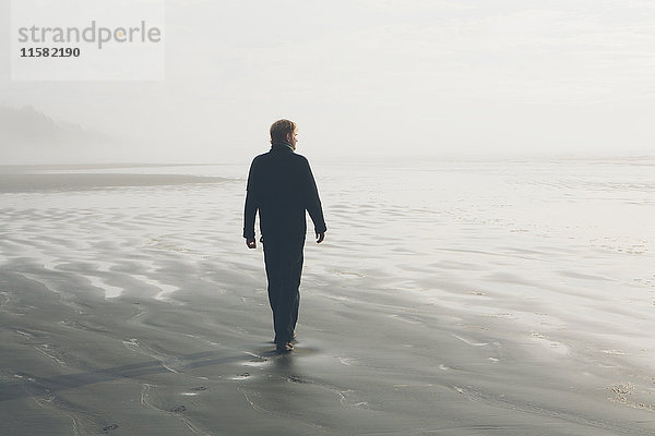 Mann mittleren Alters beim Strandspaziergang in Seabrook  Washington  USA.