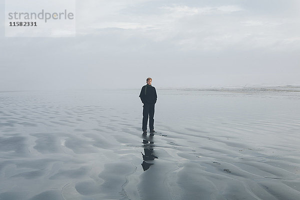 Mann mittleren Alters am Strand von Seabrook  Washington  USA.