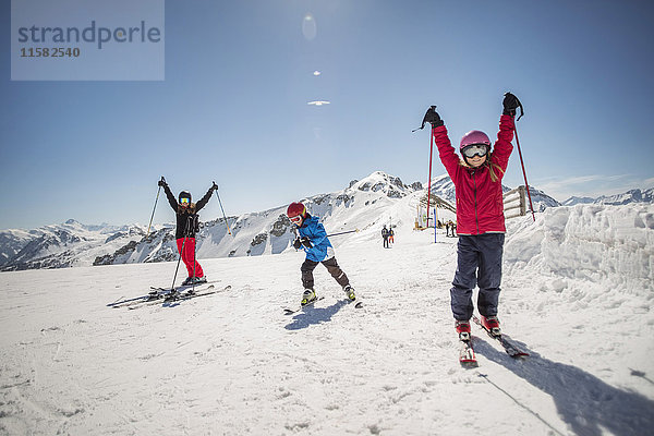 Volle Familienfreude beim Skifahren bei klarem Himmel