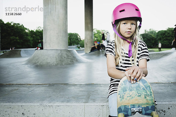 Porträt eines Mädchens mit Skateboard im Park