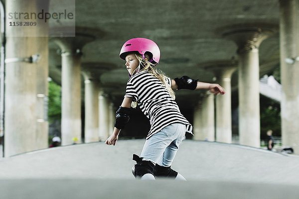 Tiefblick auf selbstbewusstes Girl-Skateboarden im Park