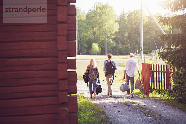 Rückansicht von Freunden mit Gepäck auf dem Wanderweg