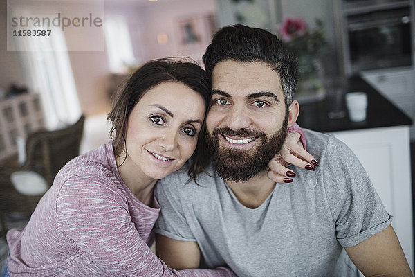 Porträt des glücklichen mittleren Erwachsenenpaares zu Hause