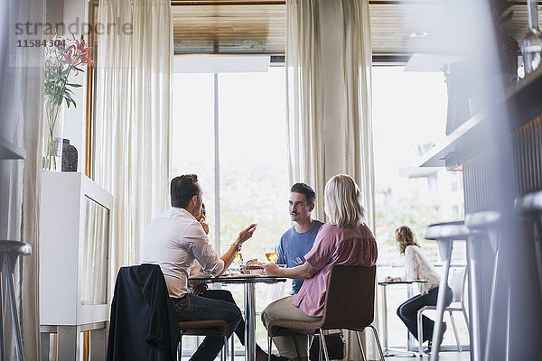 Geschäftskollegen beim Mittagessen während des Meetings im Restaurant