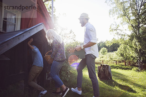 Freunde  die beim Betreten des Hauses Kisten und Container halten