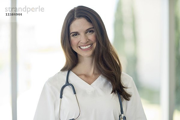 Weibliche medizinische Fachkraft lächelt in Richtung Kamera  Porträt.