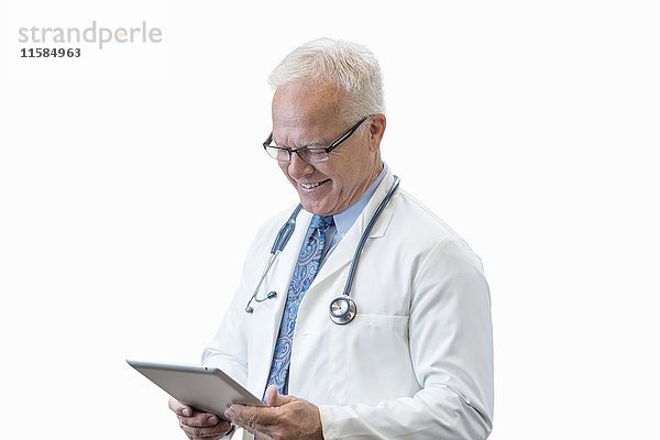 Männlicher Oberarzt mit digitalem Tablet  Studioaufnahme.