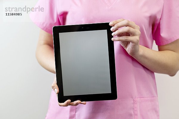 Krankenschwester mit digitalem Tablet.