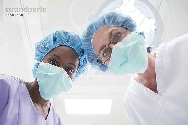 Zwei Chirurginnen schauen in die Kamera  persönliche Perspektive.