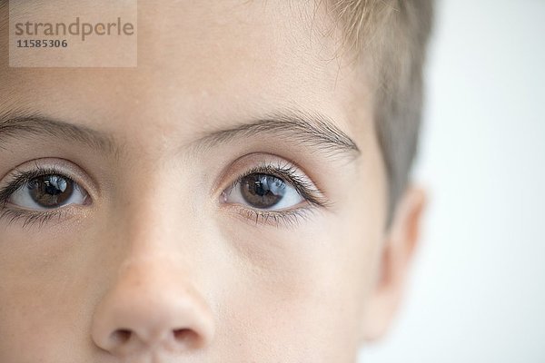 Junge mit braunen Augen  Nahaufnahme  Porträt.