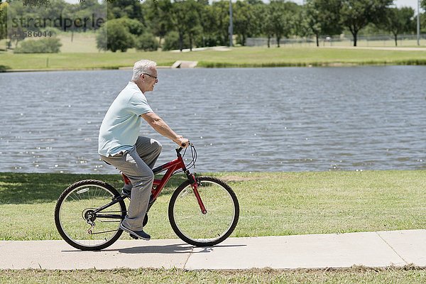 Älterer Mann auf einem Fahrrad.