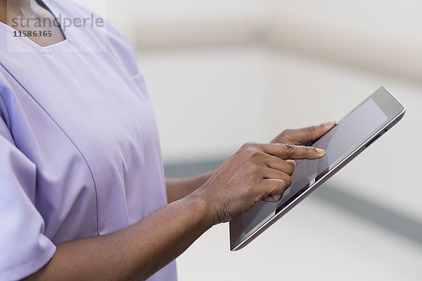 Krankenschwester mit digitalem Tablet.