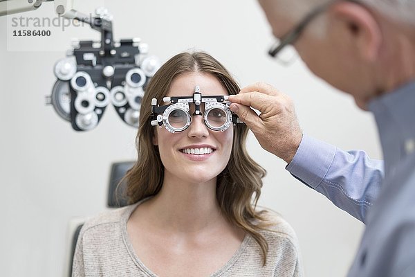 Frau mit Sehtestbrille.