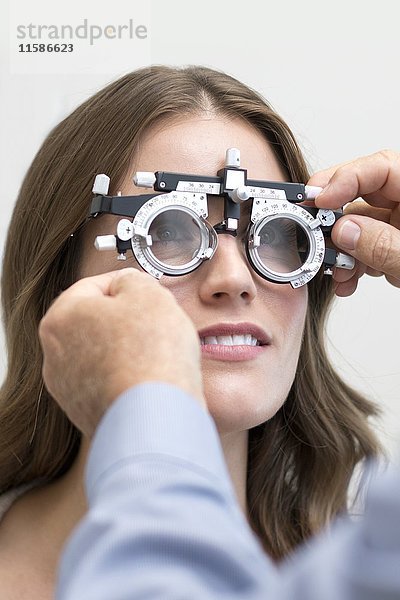 Frau mit Sehtestbrille.