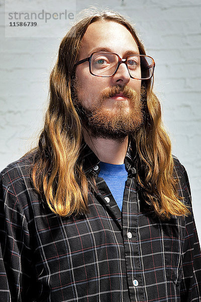 Mann mit langen Haaren  Brille und Bart