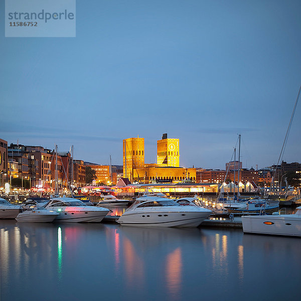 Osloer Rathaus und Hafen