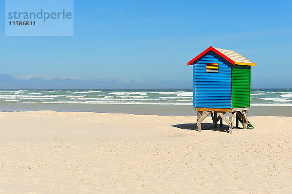 Bunte Strandhütte am Strand