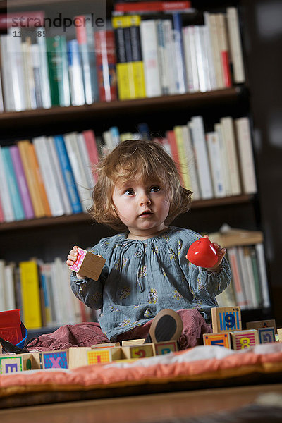 Mädchen spielt mit Spielzeug