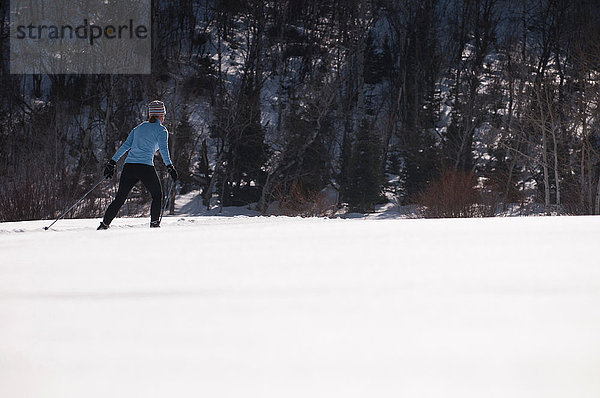 Skilangläufer auf verschneitem Feld