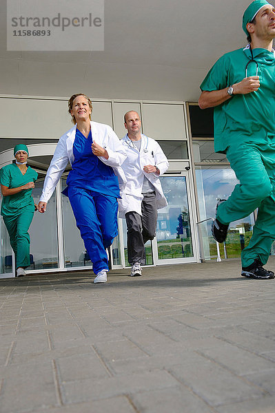 Medizinisches Team rennt aus dem Haus