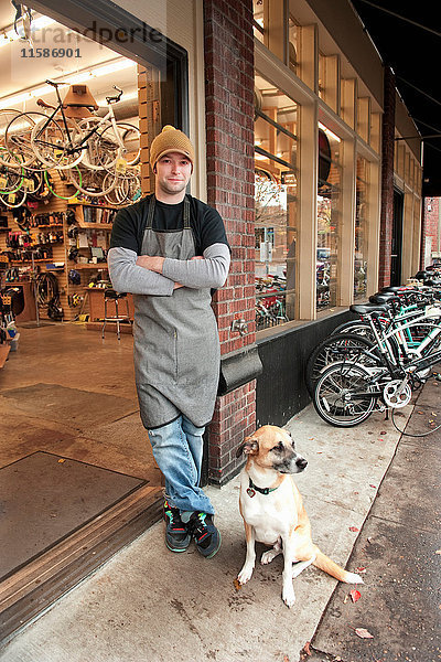 Porträt eines Fahrradmechanikers an der Ladentür