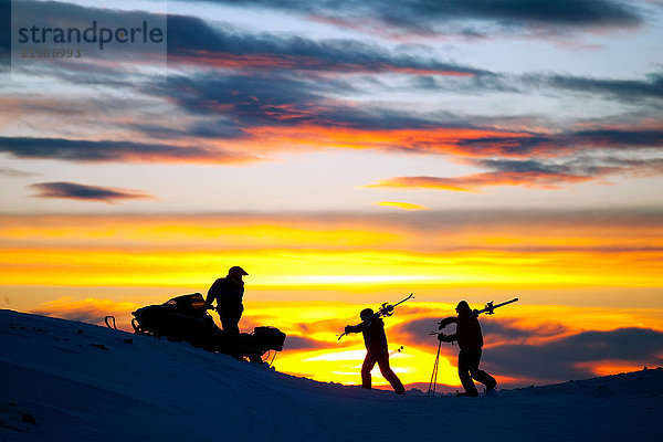 Skifahrer bei Sonnenuntergang