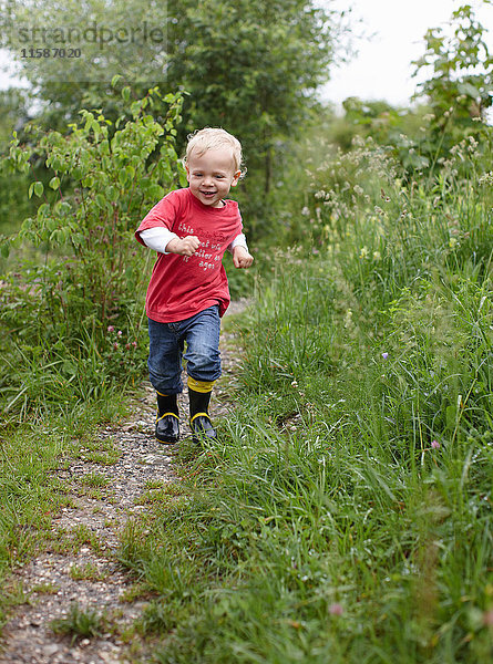 Kleinkind läuft auf Feldweg