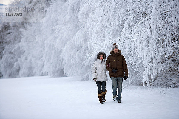 Paar beim Wandern im Schnee.