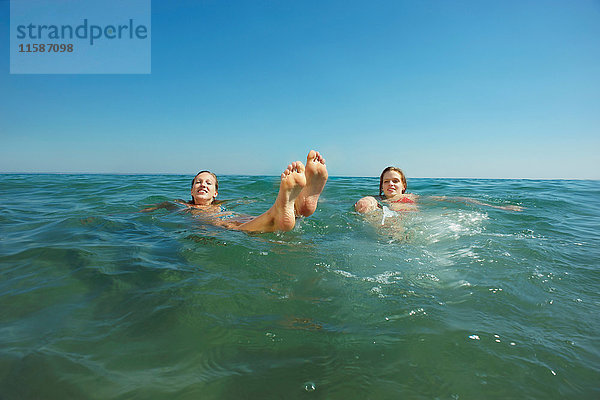 Zwei im Meer treibende Mädchen