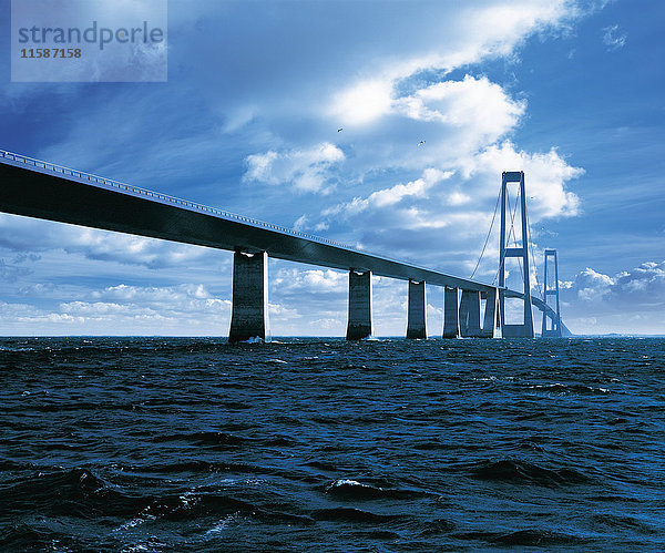 Brücke über den Großen Belt  die den Ozean überspannt