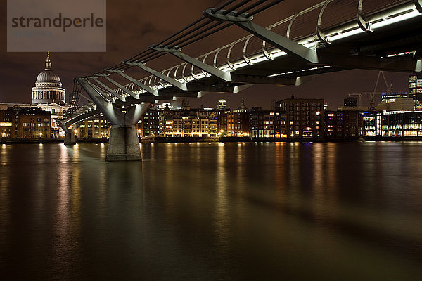 Millenniumsbrücke und Themse  London  UK