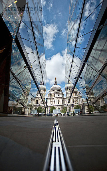 Die St. Paul's Cathedral spiegelt sich im Glas