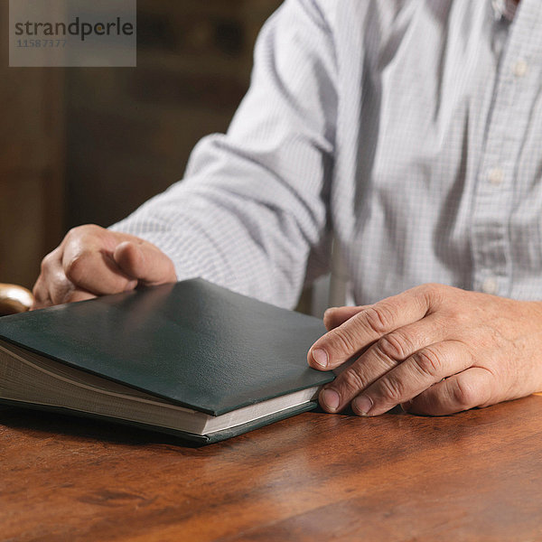 Älterer Mann mit Buch