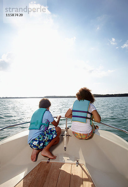 Zwei Kinder betrachten die Aussicht vom Motorboot aus