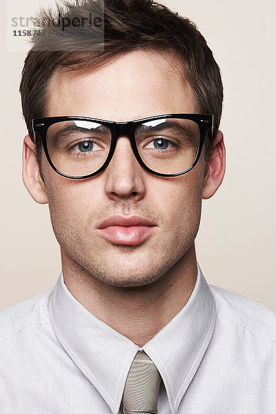 Junger Mann mit Retro-Brille