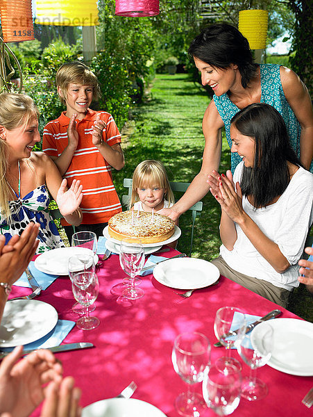 Menschen  die den Geburtstag eines Mädchens feiern