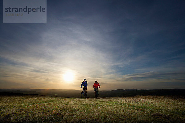 Zwei Mountainbiker fahren zusammen.