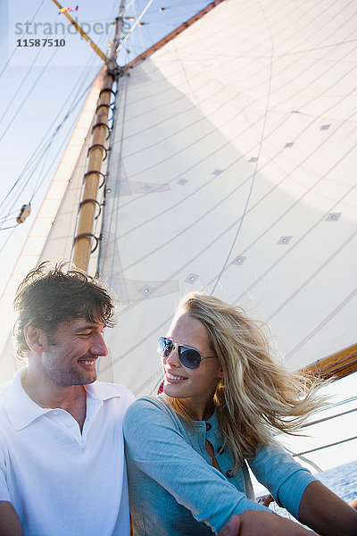 Paar auf einem Segelboot lächelnd