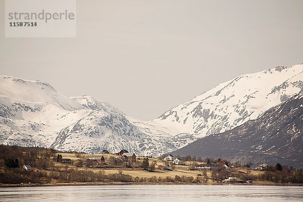 Schneebedeckte Berge und Fjord  Lofoten  Norwegen