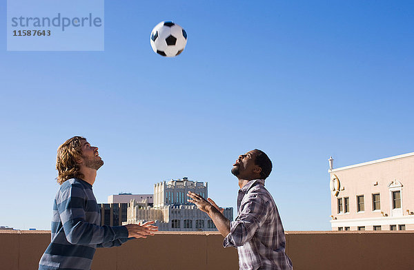 Freunde auf dem Dach Überschrift Fussball