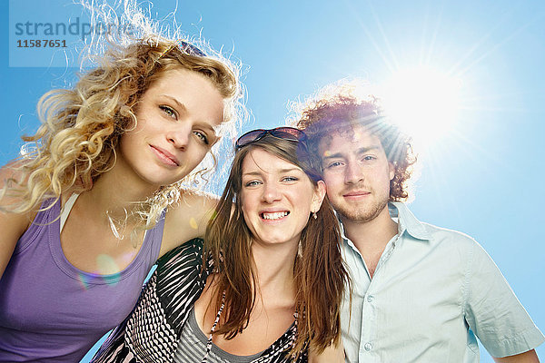 Porträt von drei glücklichen jungen Menschen