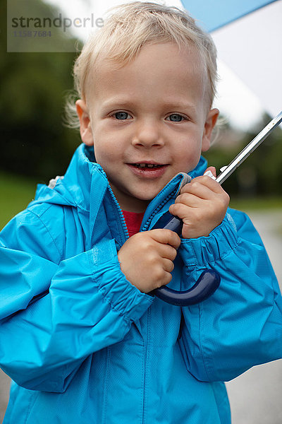 Kleinkind Junge mit Regenschirm