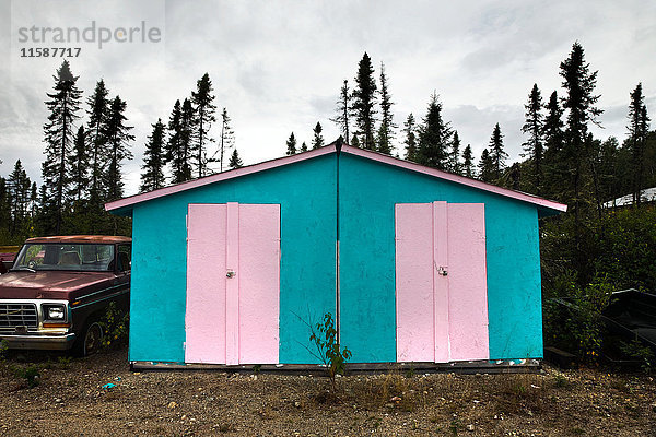 Schuppen in Rosa und Blau gestrichen