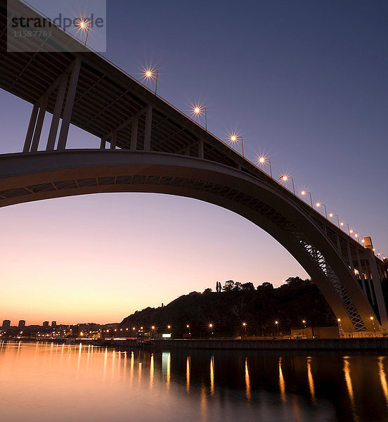 Ponte da Arrabida bei Sonnenuntergang
