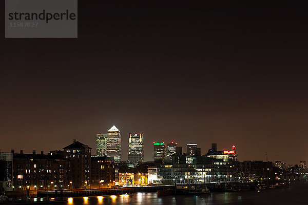 Blick über die Themse in Richtung Canary Wharf  London  UK