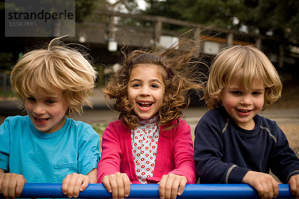 Drei Kinder auf dem Spielplatz