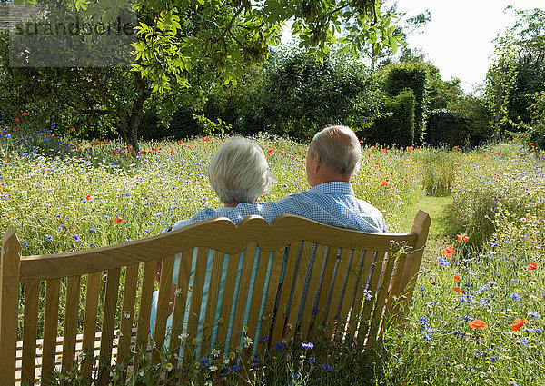 Älteres Paar auf Parkbank sitzend