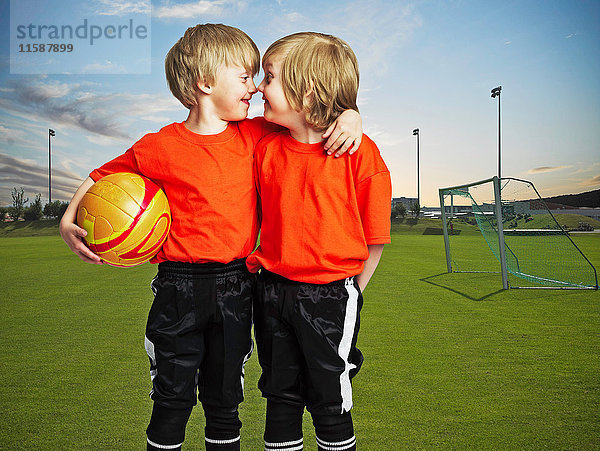 Jungen einer Fussballmannschaft stehen auf dem Platz