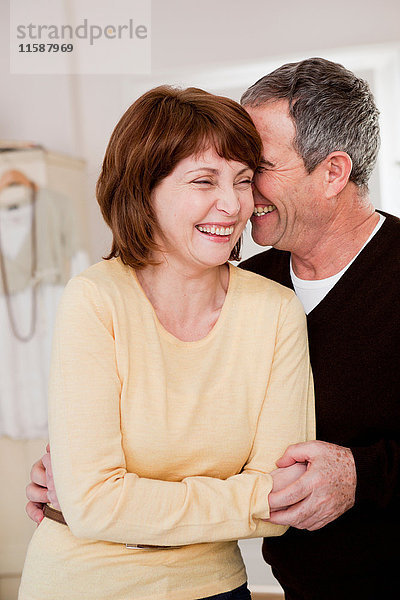 Älteres Ehepaar  das sich umarmt und lacht